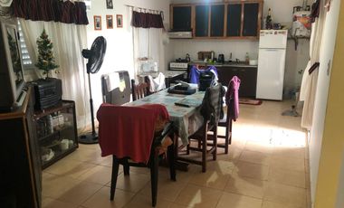VENTA O PERMUTA - CASA 2 HABITACIONES - ZONA ORO VERDE