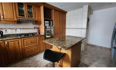 Se Vende Casa Unifamiliar en Loma de los Bernal parte Baja, Medellín