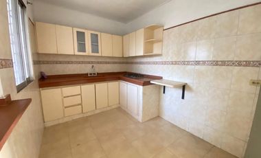 casa en arriendo/venta en bellavista. Cod V93655