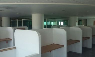 Oficina de 357M2. en Avenida Principal