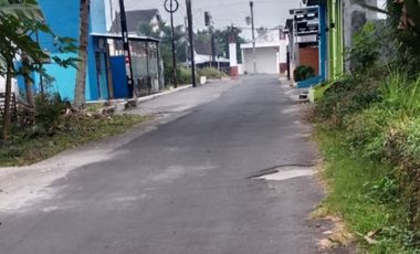 TANAH  PEKARANGAN DEKAT PEMANDIAN AIR SUMBER DI KALASAN