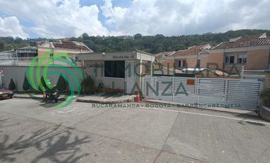 casa en arriendo en altos de cabecera. Cod A16835