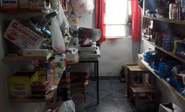 CASA c/ habitaciones para alquiler y local c/comercio funcionando.