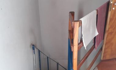 CASA c/ habitaciones para alquiler y local c/comercio funcionando.