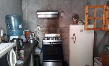 CASA c/ habitaciones para alquiler y local c/comercio funcionando.