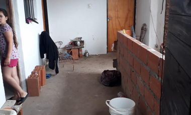 CASA c/ habitaciones para alquiler y local c/comercio funcionando.