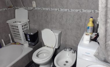 CASA c/ habitaciones para alquiler y local c/comercio funcionando.