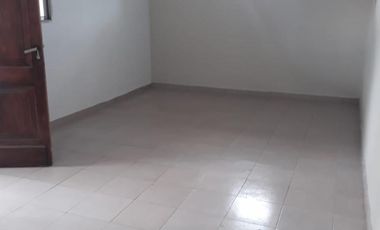 CASA c/ habitaciones para alquiler y local c/comercio funcionando.