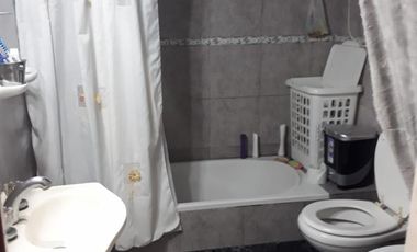 CASA c/ habitaciones para alquiler y local c/comercio funcionando.