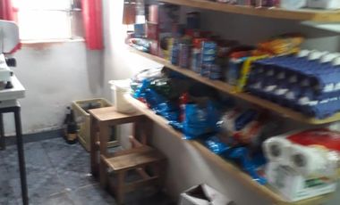 CASA c/ habitaciones para alquiler y local c/comercio funcionando.