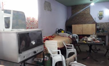 CASA c/ habitaciones para alquiler y local c/comercio funcionando.