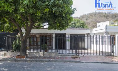 Casa en venta, barrio Los Alcázares, Santa Marta.