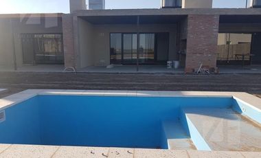 Urbanización Docta, VENTA Casa 2 dormitorios, asador y pileta. Seguridad las 24hs.