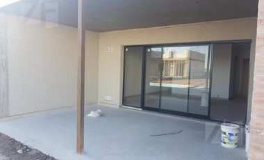 Urbanización Docta, VENTA Casa 2 dormitorios, asador y pileta. Seguridad las 24hs.