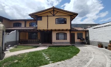 Casa en Venta / Renta, dentro de urbanización segura, con áreas comunales, sector La Pampa