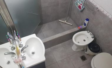 DUPLEX EXCELENTE UBICACIÓN PRÓXIMO AVENIDAS, 3 AMBIENTES Y PLAYROOM POSIBLE DORMITORIO, CON ENTRADA PARA VEHÍCULO.
