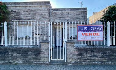 Casa de 4 AMBIENTES ubicada a 500 metros de la Avenida Tomás Espora .