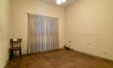 Casa de 4 AMBIENTES ubicada a 500 metros de la Avenida Tomás Espora .