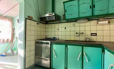 Casa de 4 AMBIENTES ubicada a 500 metros de la Avenida Tomás Espora .
