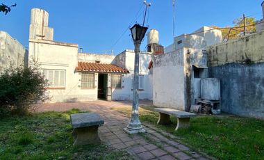 Casa de 4 AMBIENTES ubicada a 500 metros de la Avenida Tomás Espora .