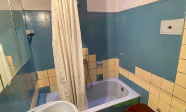 Casa de 4 AMBIENTES ubicada a 500 metros de la Avenida Tomás Espora .