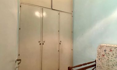 Casa de 4 AMBIENTES ubicada a 500 metros de la Avenida Tomás Espora .