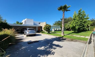 Casa en venta Club de Golf Los Lirios de 7 dorm, Requínoa