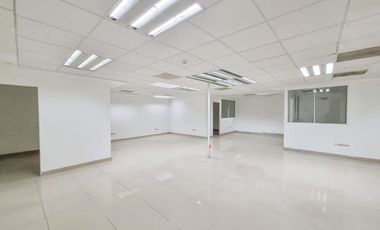 Oficina acondicionada en renta de 240m2 en PB zona Loma Larga Mty N.L.