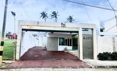 Venta o Renta de Casa Amueblada con 4 habitaciones en calle Campeche, Col. Petrolera, Coatzacoalcos, Ver.