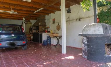 Hermoso chalet con amplio jardín, piscina y quincho en venta - Adrogue