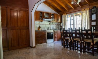 Hermoso chalet con amplio jardín, piscina y quincho en venta - Adrogue