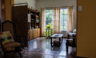 Hermoso chalet con amplio jardín, piscina y quincho en venta - Adrogue