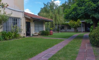 Hermoso chalet con amplio jardín, piscina y quincho en venta - Adrogue