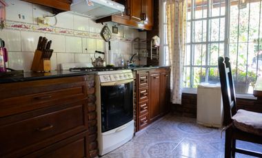 Hermoso chalet con amplio jardín, piscina y quincho en venta - Adrogue