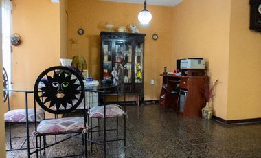 Hermoso chalet con amplio jardín, piscina y quincho en venta - Adrogue