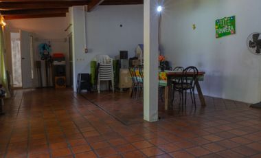 Hermoso chalet con amplio jardín, piscina y quincho en venta - Adrogue