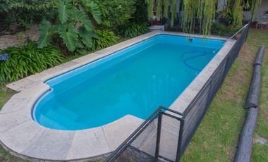 Hermoso chalet con amplio jardín, piscina y quincho en venta - Adrogue