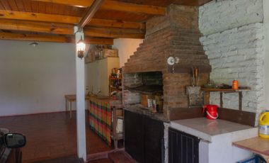 Hermoso chalet con amplio jardín, piscina y quincho en venta - Adrogue