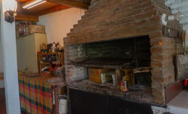 Hermoso chalet con amplio jardín, piscina y quincho en venta - Adrogue