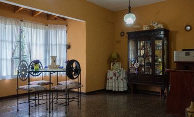 Hermoso chalet con amplio jardín, piscina y quincho en venta - Adrogue