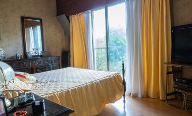 Hermoso chalet con amplio jardín, piscina y quincho en venta - Adrogue