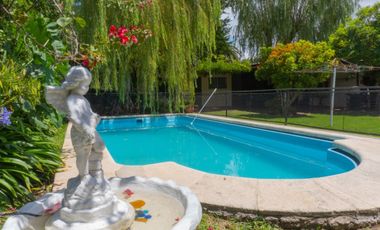 Hermoso chalet con amplio jardín, piscina y quincho en venta - Adrogue