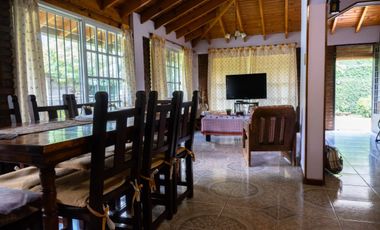 Hermoso chalet con amplio jardín, piscina y quincho en venta - Adrogue