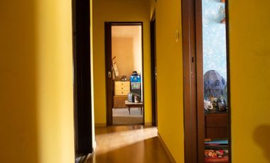 Hermoso chalet con amplio jardín, piscina y quincho en venta - Adrogue