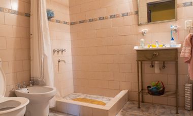 Hermoso chalet con amplio jardín, piscina y quincho en venta - Adrogue