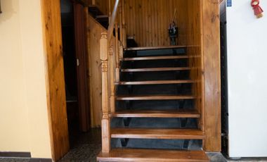 Hermoso chalet con amplio jardín, piscina y quincho en venta - Adrogue