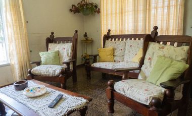 Hermoso chalet con amplio jardín, piscina y quincho en venta - Adrogue