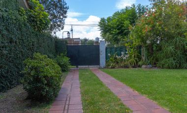 Hermoso chalet con amplio jardín, piscina y quincho en venta - Adrogue