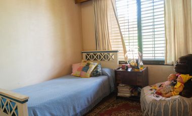 Hermoso chalet con amplio jardín, piscina y quincho en venta - Adrogue