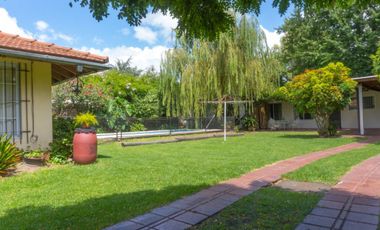 Hermoso chalet con amplio jardín, piscina y quincho en venta - Adrogue